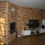 Obývací pokoj s dlažbou a obloženou zdí